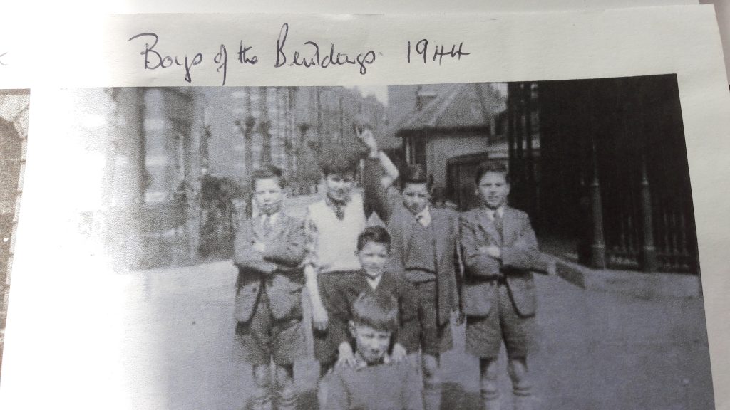 Boys living in the Samuel Lewis Buildings during WW2 91939-45). (c) Mavis Ring